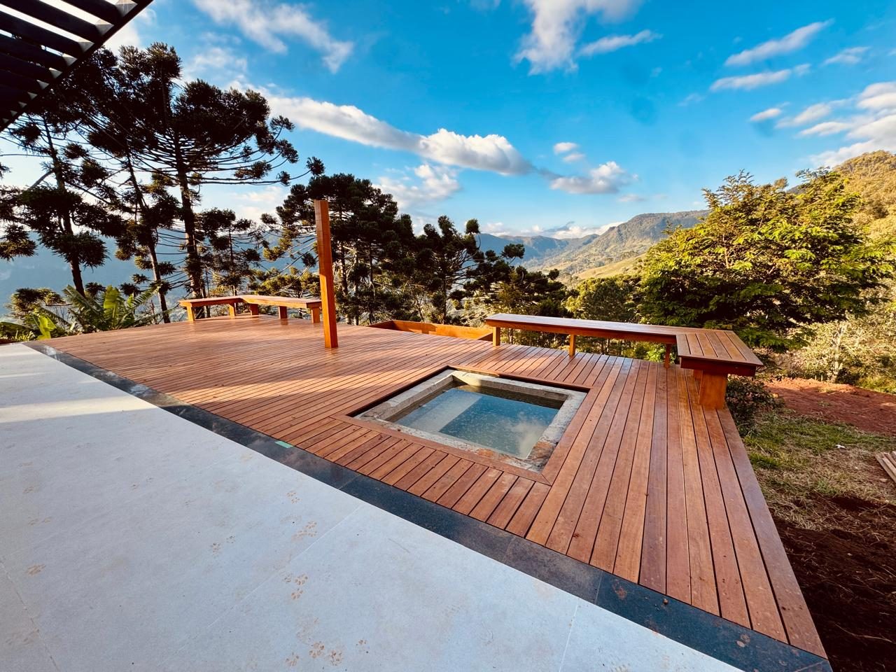 O deck pronto, com vista para a serra