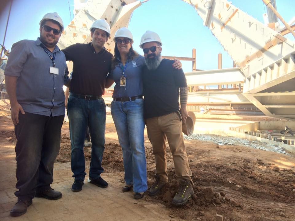Na obra do Campanário, com Eduardo Nogueira, Caíque Niemeyer e Adriana